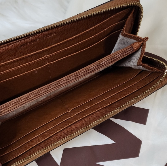 Michael Kors Selma Stud Large and Matching Wallet - Picture 6 of 6